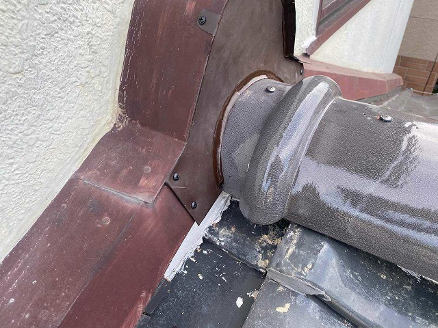 屋根と瓦の継ぎ目